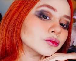 She loves to color her hair and often dyes them in different colors.
